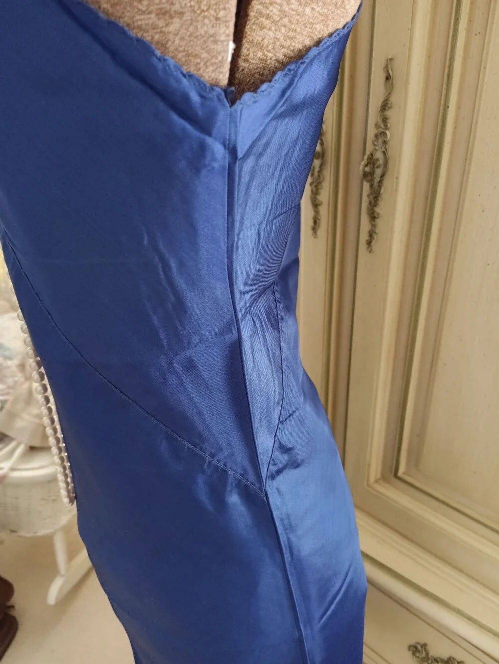 EXQUISITE ROYAL BLUE VINTAGE RAYON SLIP/ DRESS WITH CRYSTAL PLEATS. UNWORN! - Picture 7 of 17